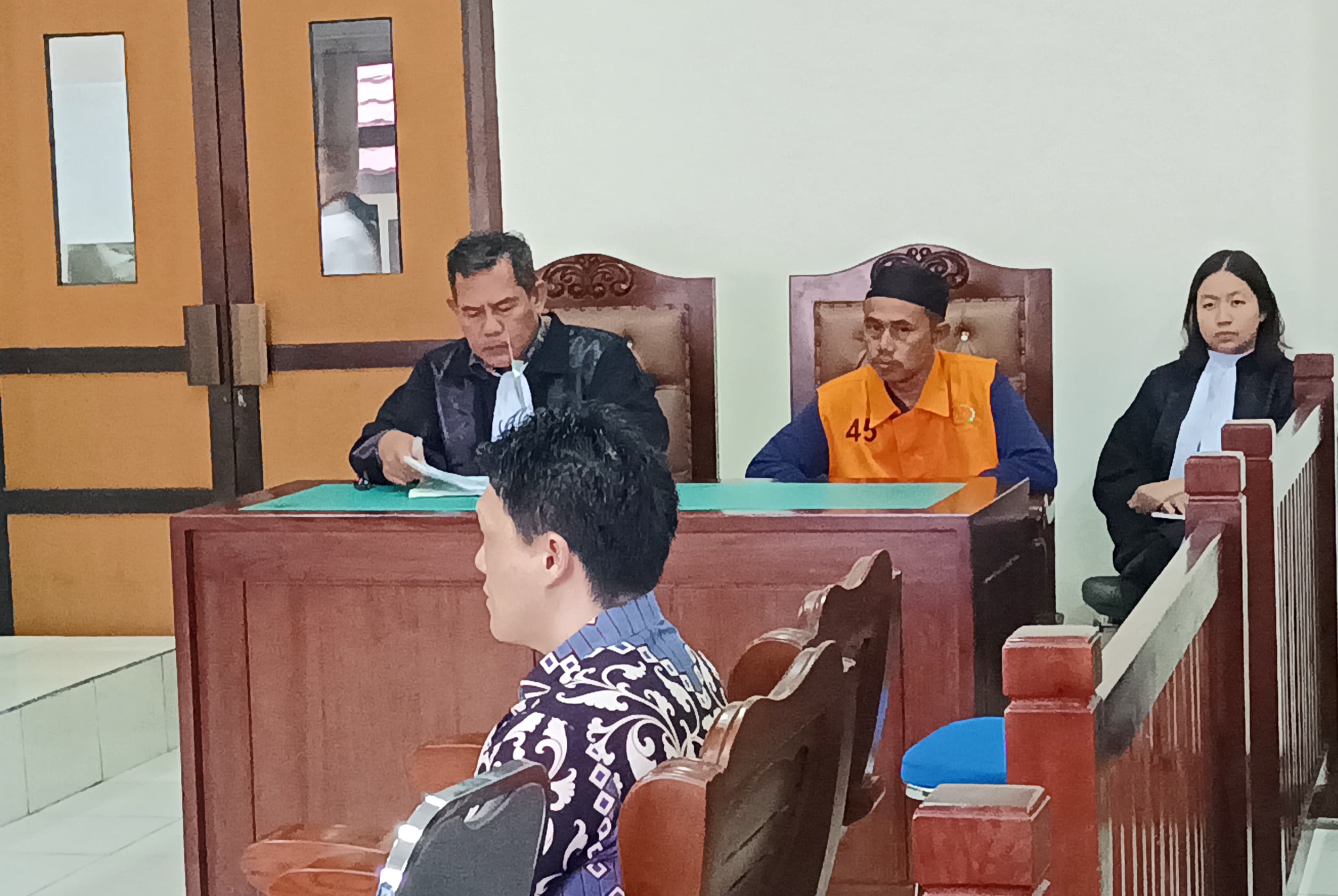 TUMBAL: Kuasa Hukum Terdakwa RH, Efi Maryono (sebelah kiri) mendampingi kliennya dalam sidang kasus galian C ilegal di PN Balikpapan. (FOTO: Syahrul/KP)
