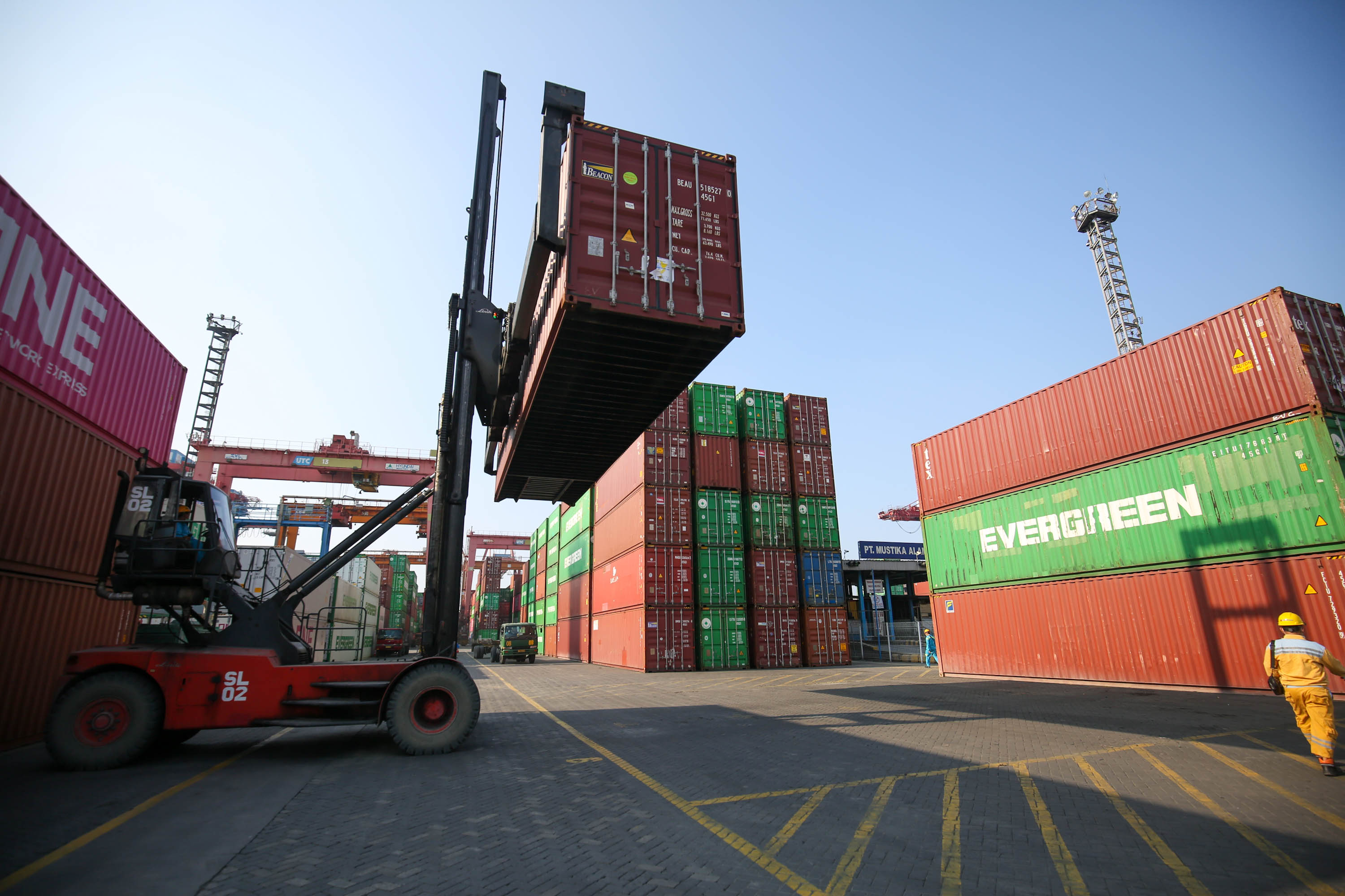 Aktivitas bongkar muat peti kemas di Pelabuhan Tanjung Priok, Jakarta, Kamis (14/4/2022).Neraca perdagangan Indonesia diproyeksi masih akan mencatatkan surplus yang tinggi pada Maret 2022. Ekonom Bank Mandiri Faisal Rachman memperkirakan neraca perdaganga