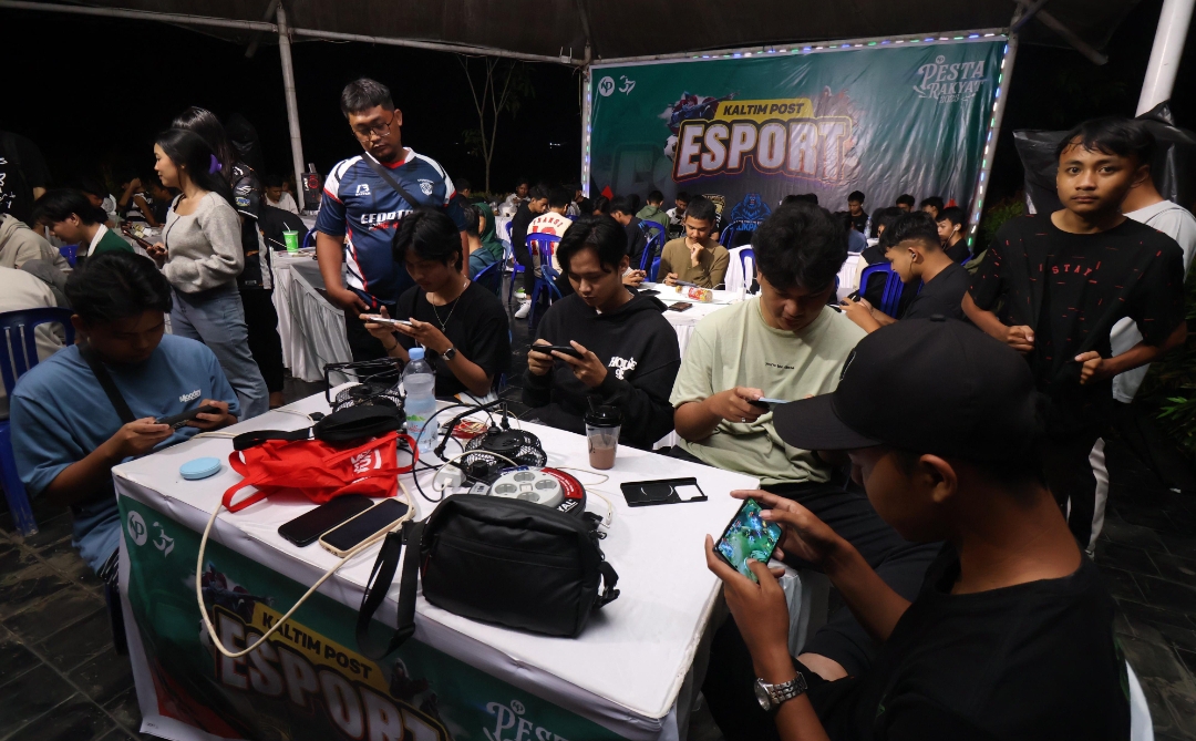 KONSENTRASI: Para atlet esport menampilkan kemampuan terbaik untuk unggul dari lawannya.