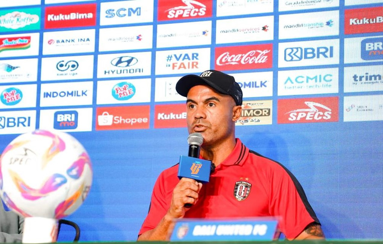 Asisten pelatih Bali United Kleberson dos Santos mewakili pelatih Stefano &ldquo;Teco&rdquo; Cugurra memberikan keterangan kepada awak media.