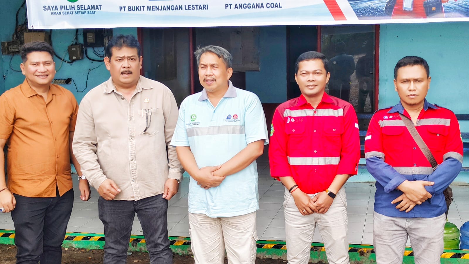 SIAP: Ketua Komisi III DPRD Kaltim Abdulloh (dua kiri) bersama rombongan saat meninjau lokasi pertambangan rakyat di Kecamatan Sebulu, Kukar.