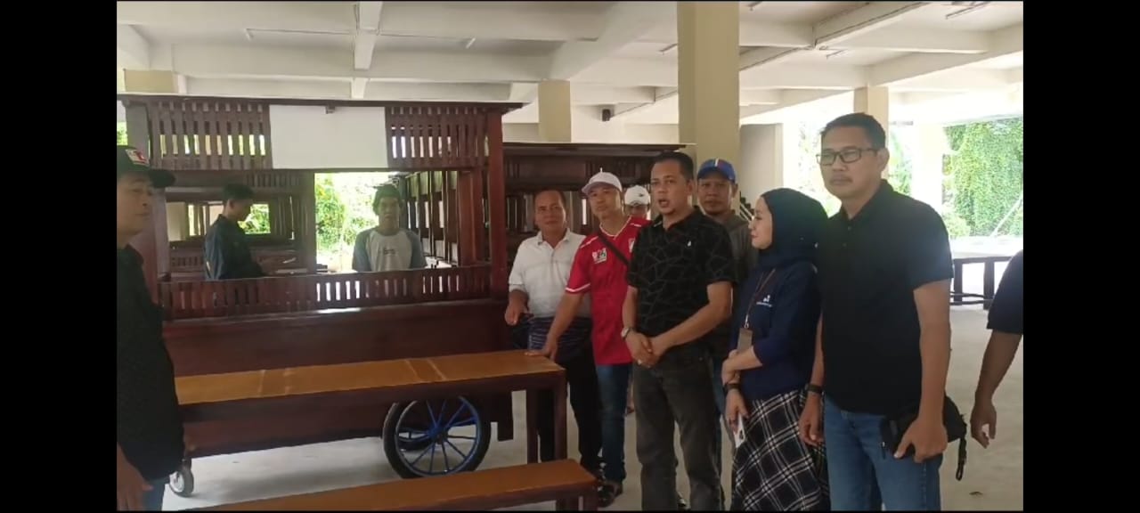 DUKUNG: Lurah Gunung Bahagia Andi Aziz Martadi menyerahkan secara simbolis gerobak jualan kepada pelaku UMKM Cafe Taman Gubah.