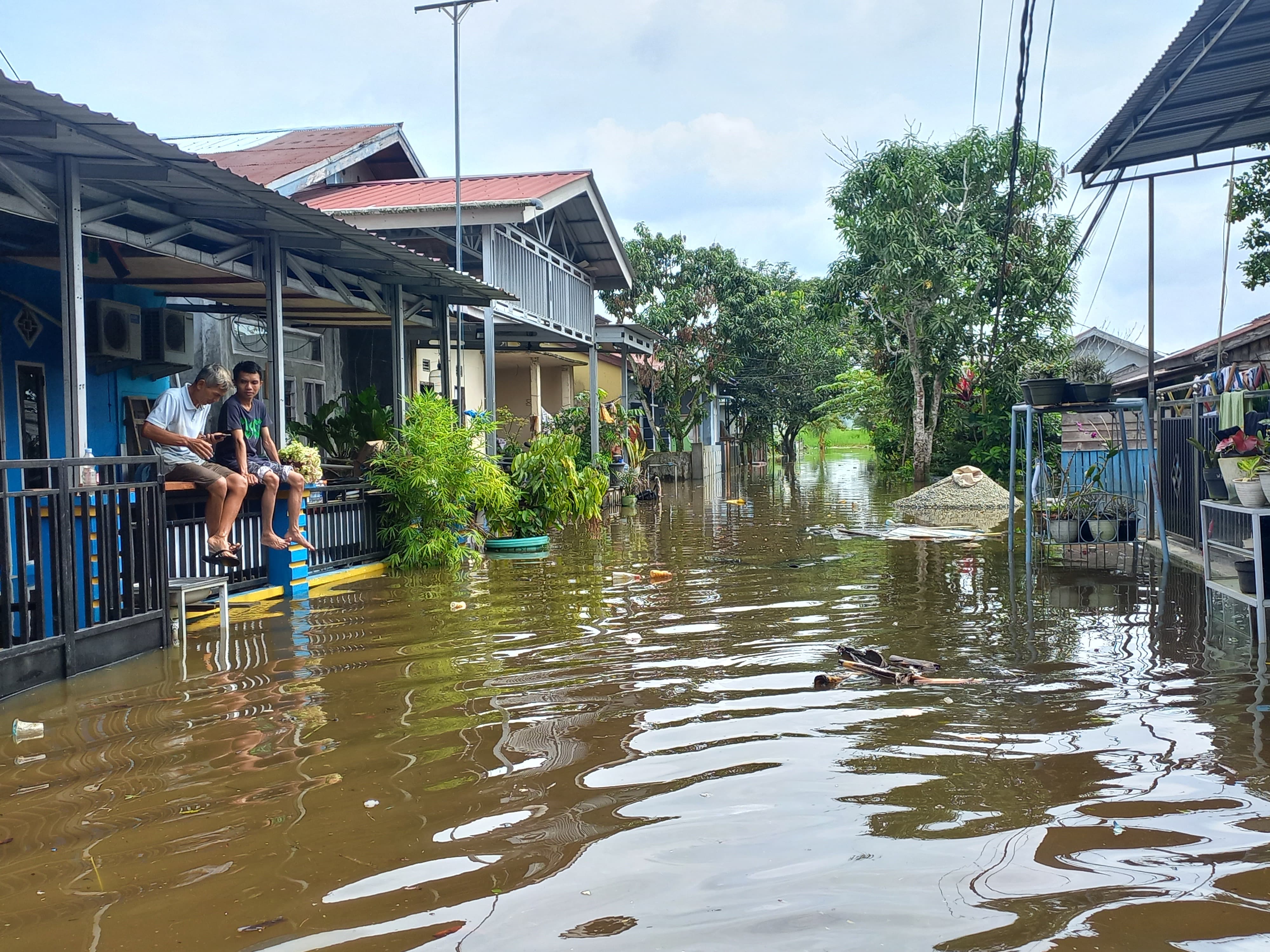 PEMICU: Banjir yang melanda permukiman Jalan Bengkuring Raya dipicu oleh hujan dengan intensitas tinggi yang sebelumnya juga merendam Desa Budaya Pampang.