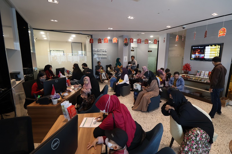 RAMAI: Puluhan masyarakat antre untuk mendapatkan logam mulia di Butik Emas Antam, Kawasan Balikpapan SuperBlock (BSB), kemarin (28/1).