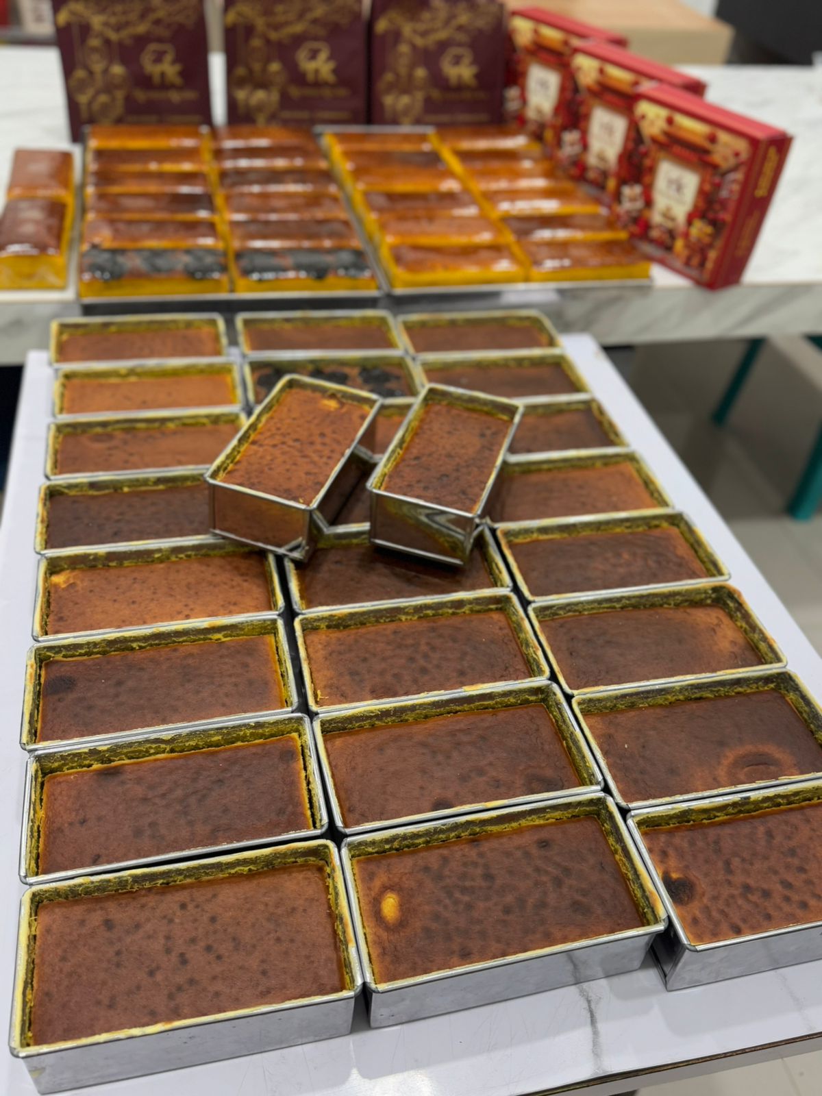 TRADISI: Lapis legit jadi yang paling laris. Merupakan kudapan tradisi pada perayaan Imlek. Selain sebagai hampers, juga dicari untuk konsumsi pribadi.