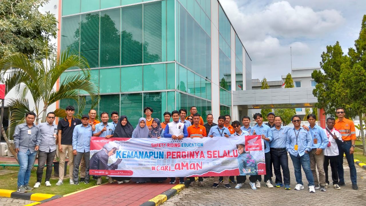 SEMANGAT: Puluhan karyawan Hexindo Adi Perkasa Tbk mengikuti safety ridding yang digelar Astra Motor Kaltim 1, Selasa (28/1).