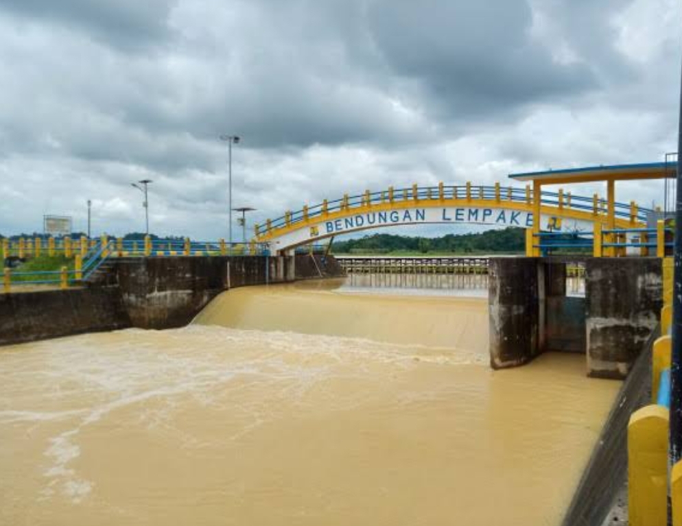 PENGUMUMAN: Hujan intensitas tinggi curah hujan selama berapa hari ini membuat tinggi air di permukaan waduk Benanga masuk kategori waspada 2. (FOTO: IST)