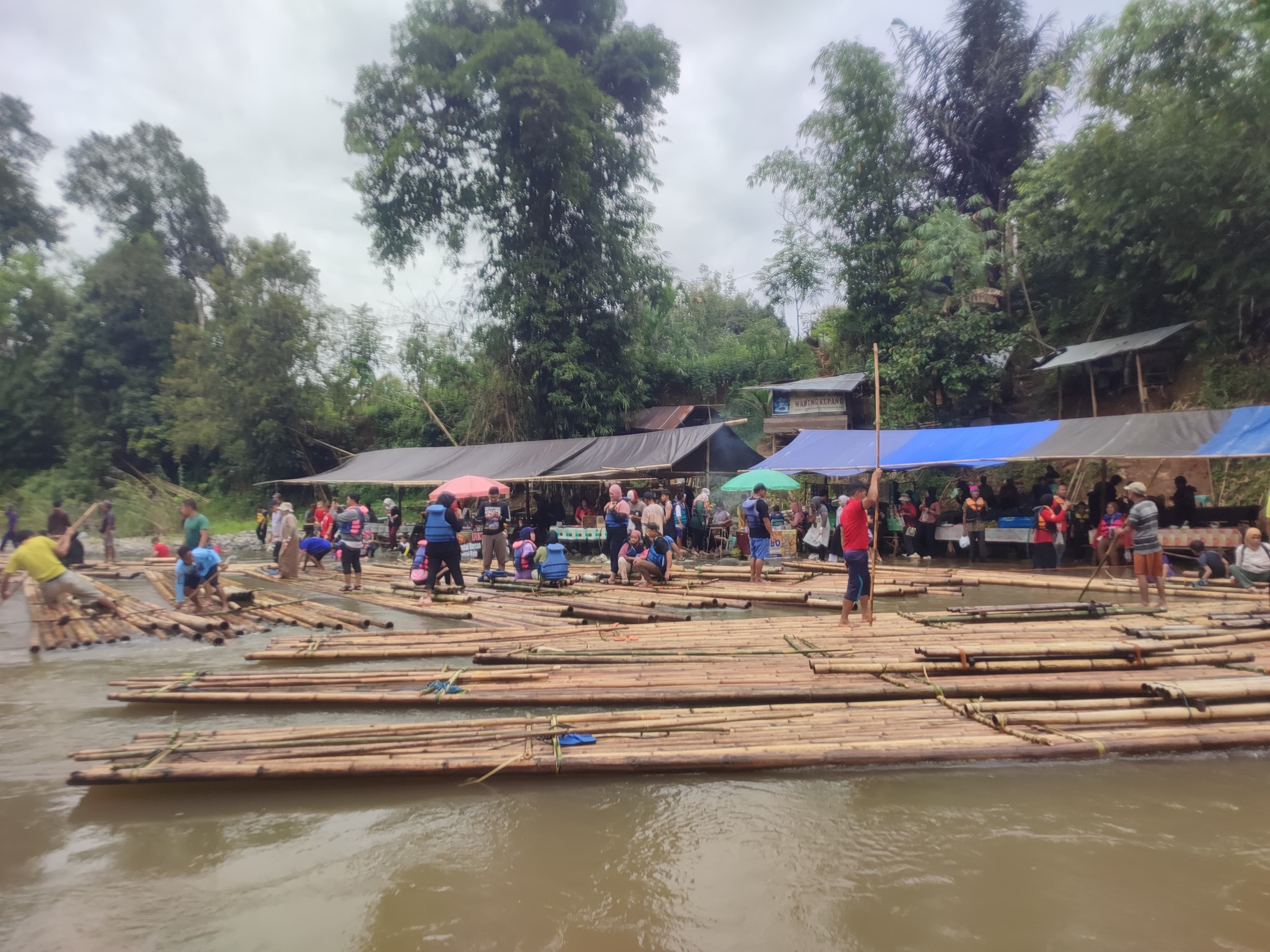 TRANSPORTASI: Rakit bambu dulunya digunakan warga untuk transportasi sungai menuju desa dan kecamatan lain di HSS.