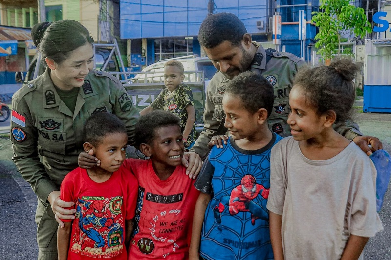 DAMAI PAPUA: Polwan Polda Kaltim, Brigpol Ita Sombo Allo tergabung dalam Satgas Ops Damai Cartenz di Papua, kedekatan dan keakraban terjalin bersama penduduk setempat.