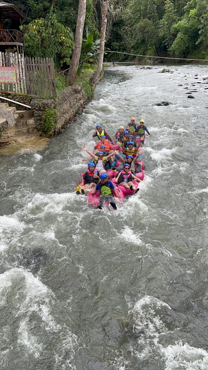 Wahana river tubing di Loksado ini salah satu yang paling menarik untuk dicoba bersama keluarga.