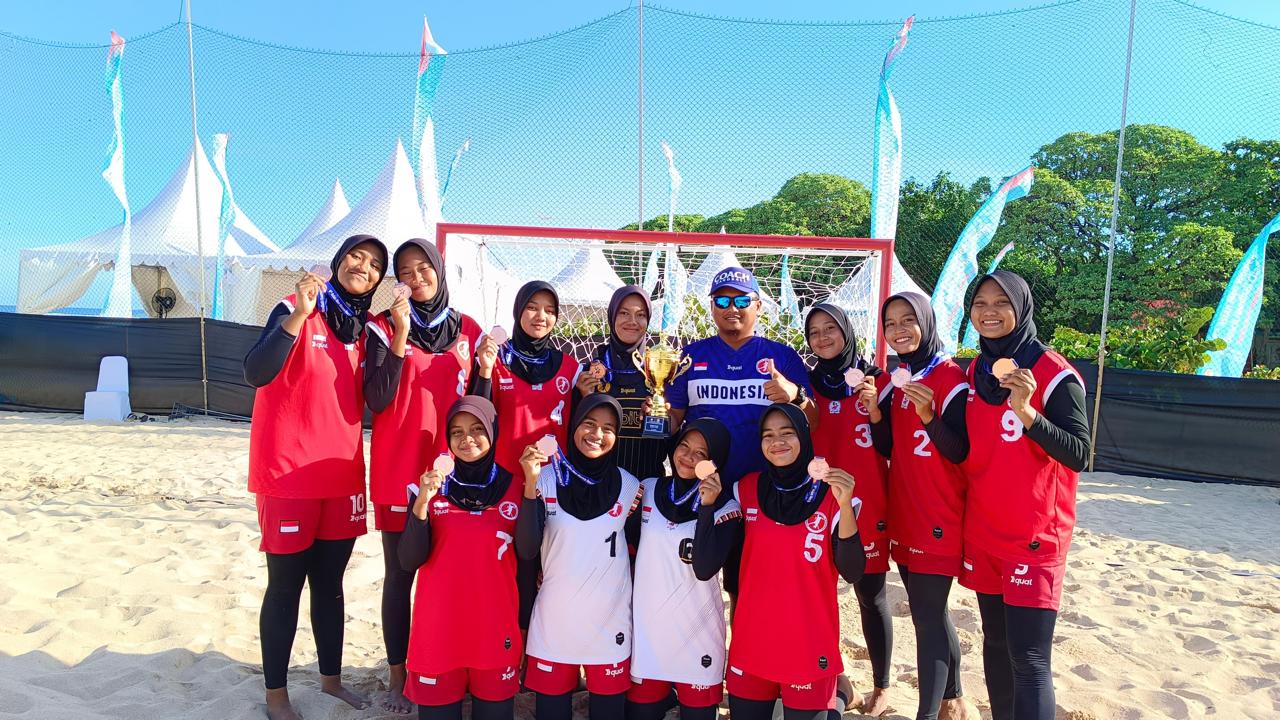 Skuad timnas beach handball bertekad mengulang kesuksesan pada 2022 di kategori putri, dan kembali menargetkan zona medali di SEAHF 2025 Thailand.