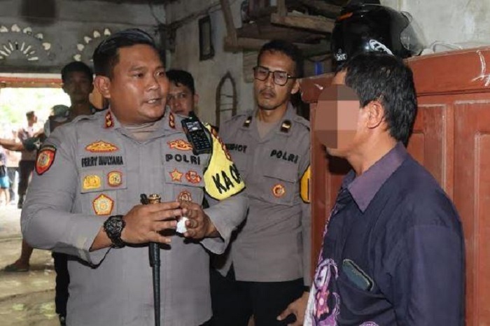 Kapolres Nias Selatan, AKBP Ferry Mulyana Sunarya, turun langsung ke rumah keluarga untuk mengusut kasus penyiksaan tragis bocah perempuan.