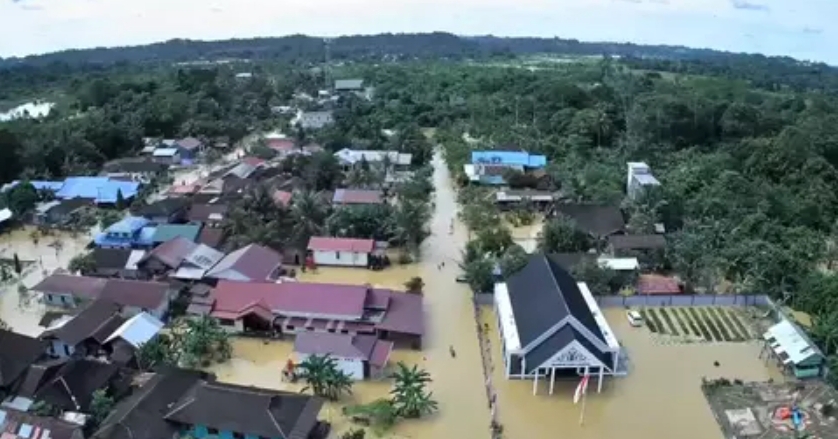 BAHAYA: Hujan deras yang melanda sejak Minggu hingga Rabu pagi, membuat sebagian besar wilayah Samarinda dilanda banjir. (FOTO: IST)