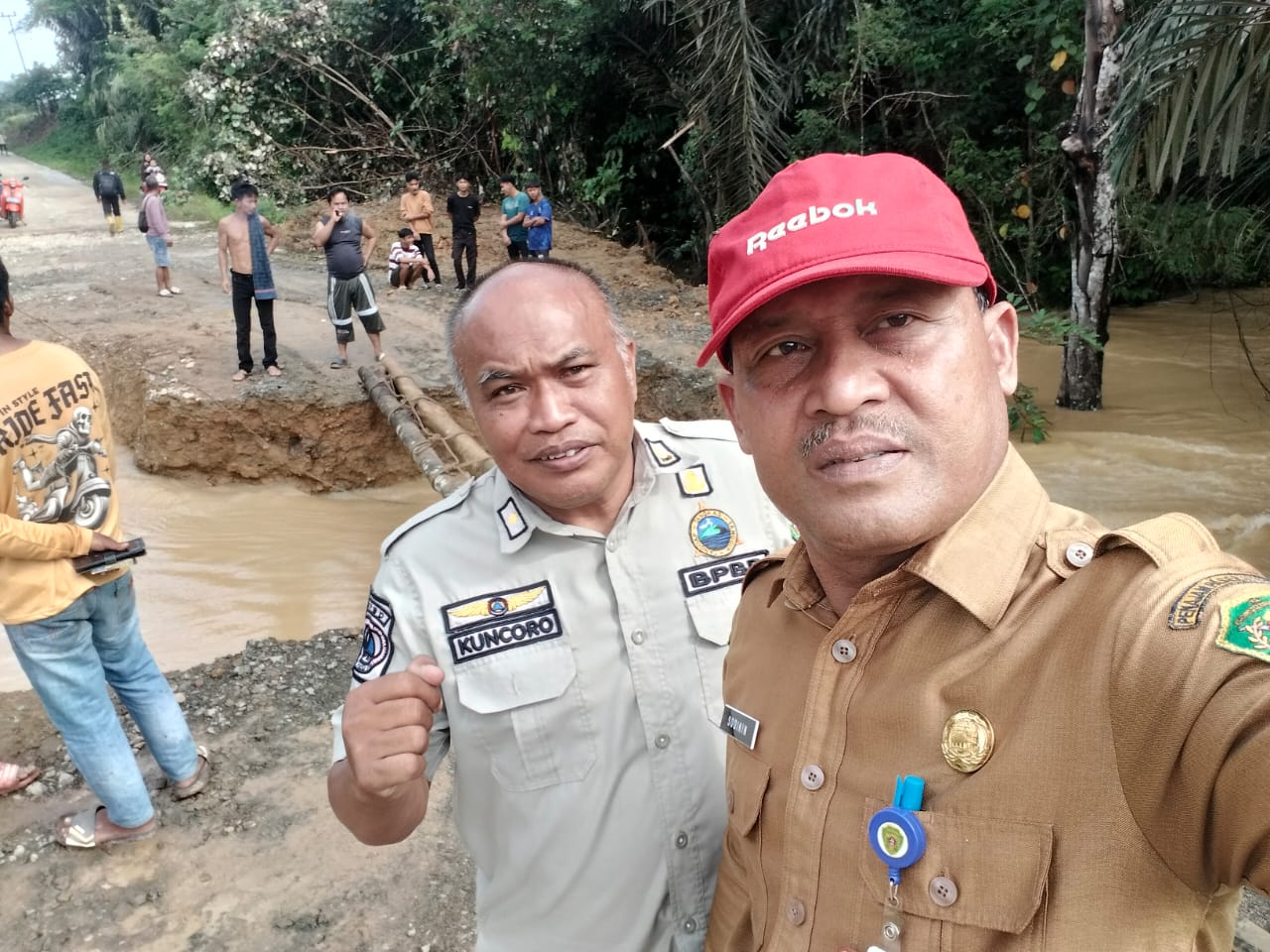 TERPUTUS: Plt Kepala Dinas PUPR PPU, Sodikin (depan) dan Kepala Pelaksana BPBD PPU, Muhammad Sukadi Kuncoro saat hari pertama berada di lokasi jalan poros Bukit Subur-Sepan yang terputus.