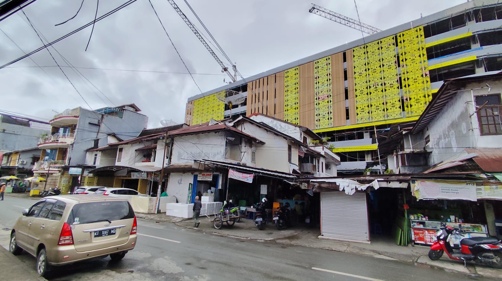 Deretan ruko di Jalan Temenggung Kelurahan Pasar Pagi Kecamatan Samarinda Kota, milik warga masih terlihat kukuh berdiri, mempertahankan desain bangunan terdahulu, Rabu (29/1). (DENNY/KP)