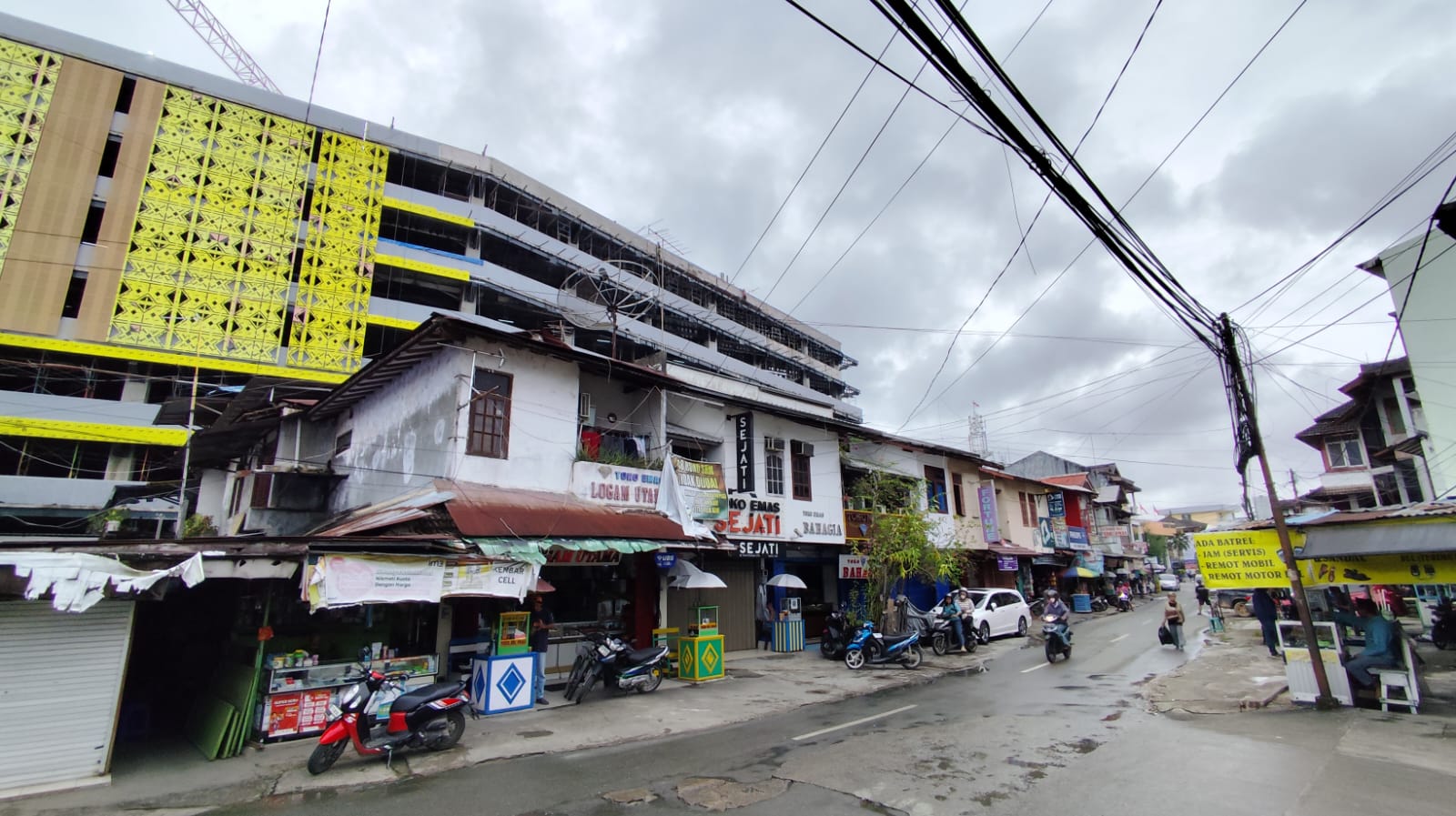 Deretan ruko di Jalan Temenggung Kelurahan Pasar Pagi Kecamatan Samarinda Kota, milik warga masih terlihat kukuh berdiri, mempertahankan desain bangunan terdahulu, Rabu (29/1). (DENNY/KP)