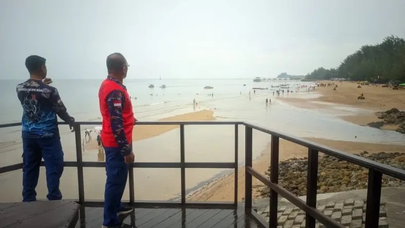 Personel Ditpolairud Polda Kaltim melakukan pengawasan keamanan pengunjung pantai Manggar dan Lamaru.