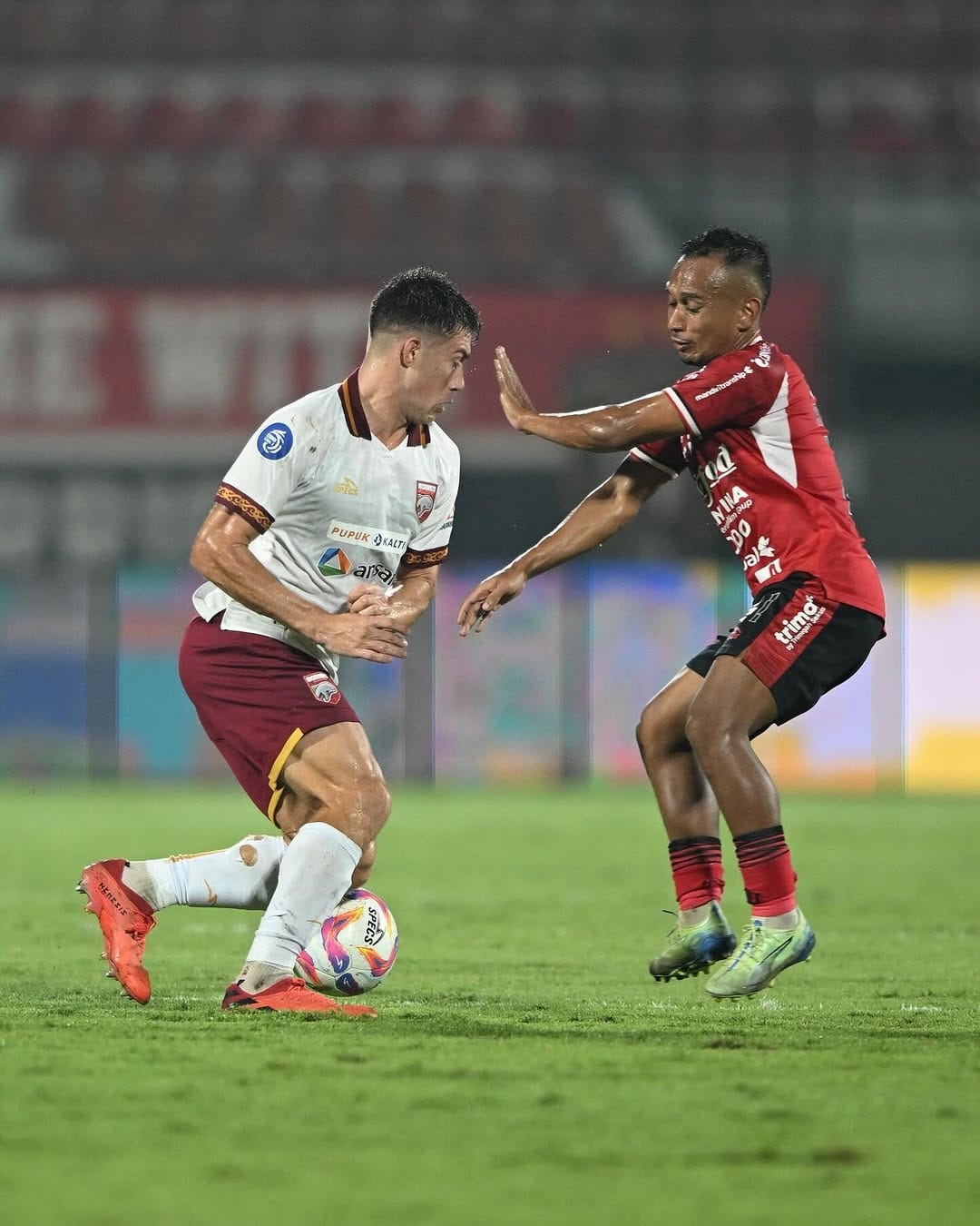 Penyerang sayap Borneo FC Samarinda Mariano Peralta coba melewati adangan pemain Bali United.