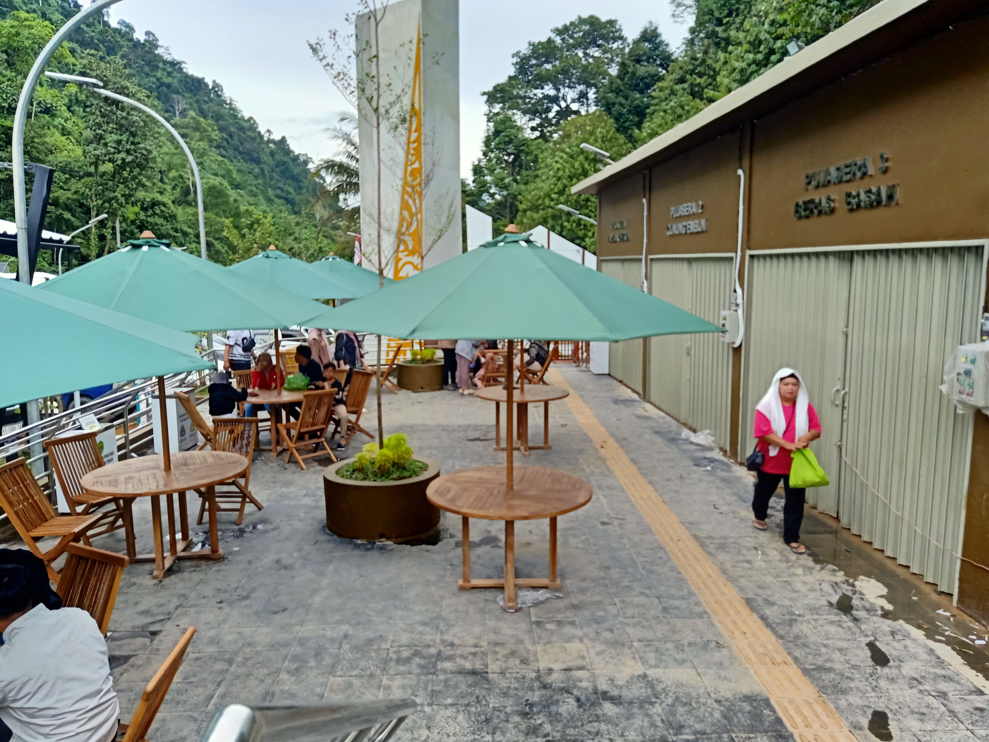 REST AREA: Gunung Halat di perbatasan Kaltim-Kalsel, tepatnya di Kecamatan Muara Komam, Kabupaten Paser, ini makin cantik tampilannya.