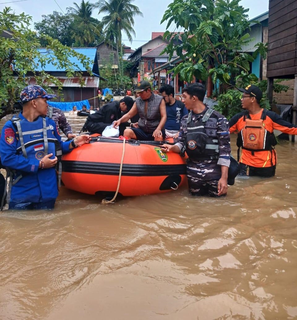 EVAKUASI: Ditpolairud Polda Kaltim bersama instansi terkait melakukan evakuasi warga terdampak banjir di Sangatta.