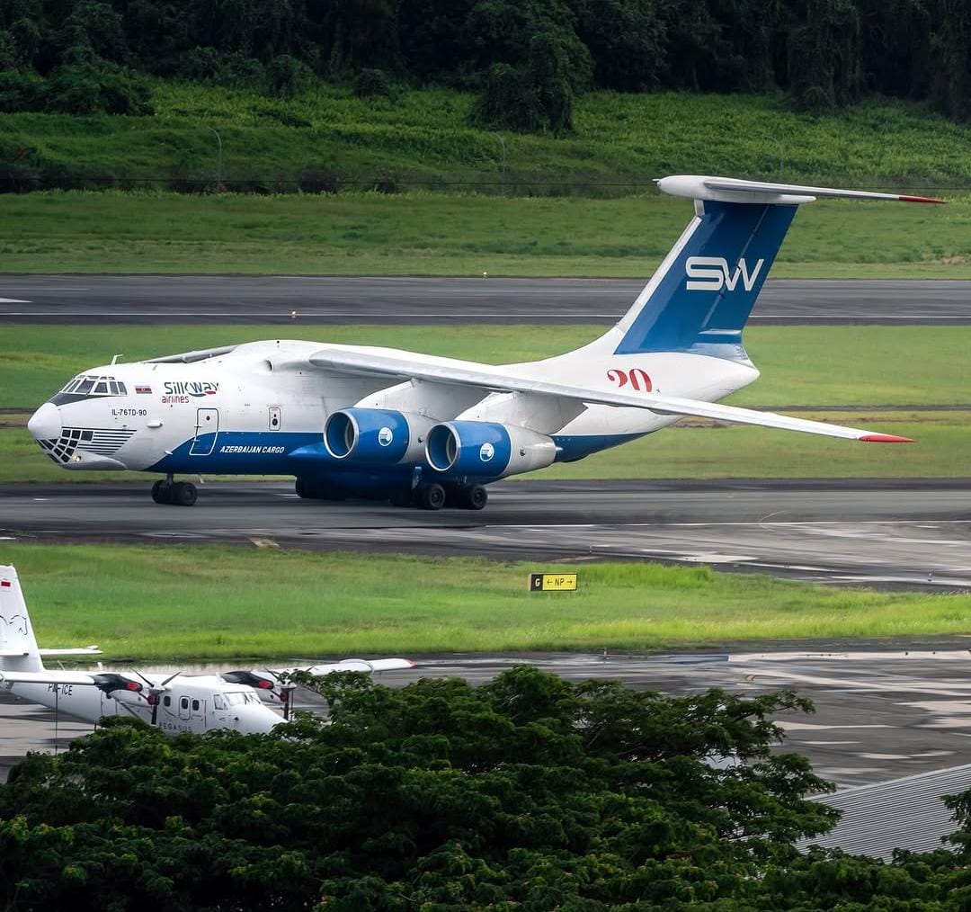 Pesawat Ilyushin Il-76 milik Silk Way Airlines mendarat di Bandara Sepinggan. (Foto: Istimewa)