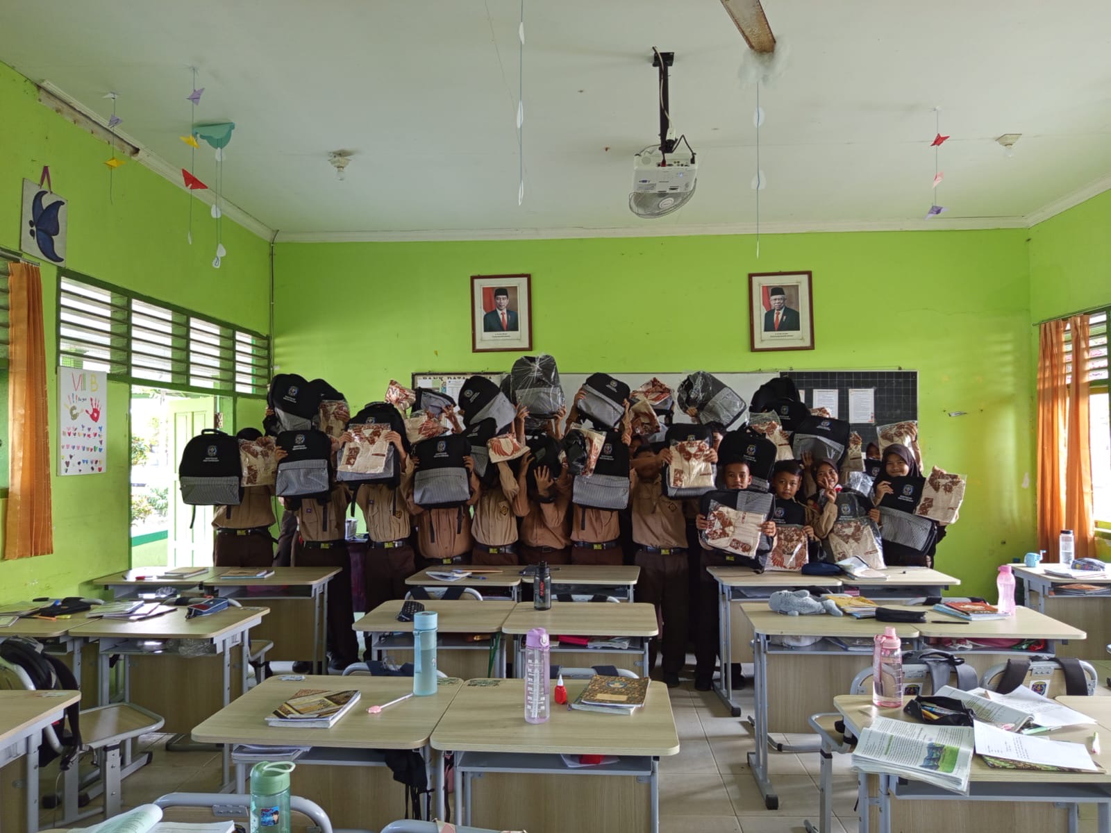 Program perlengkapan sekolah gratis masih diajukan untuk calon siswa baru, baik SD maupun SMP. Tapi keputusan ini belum final lantaran menunggu arahan dari kepala daerah terpilih.