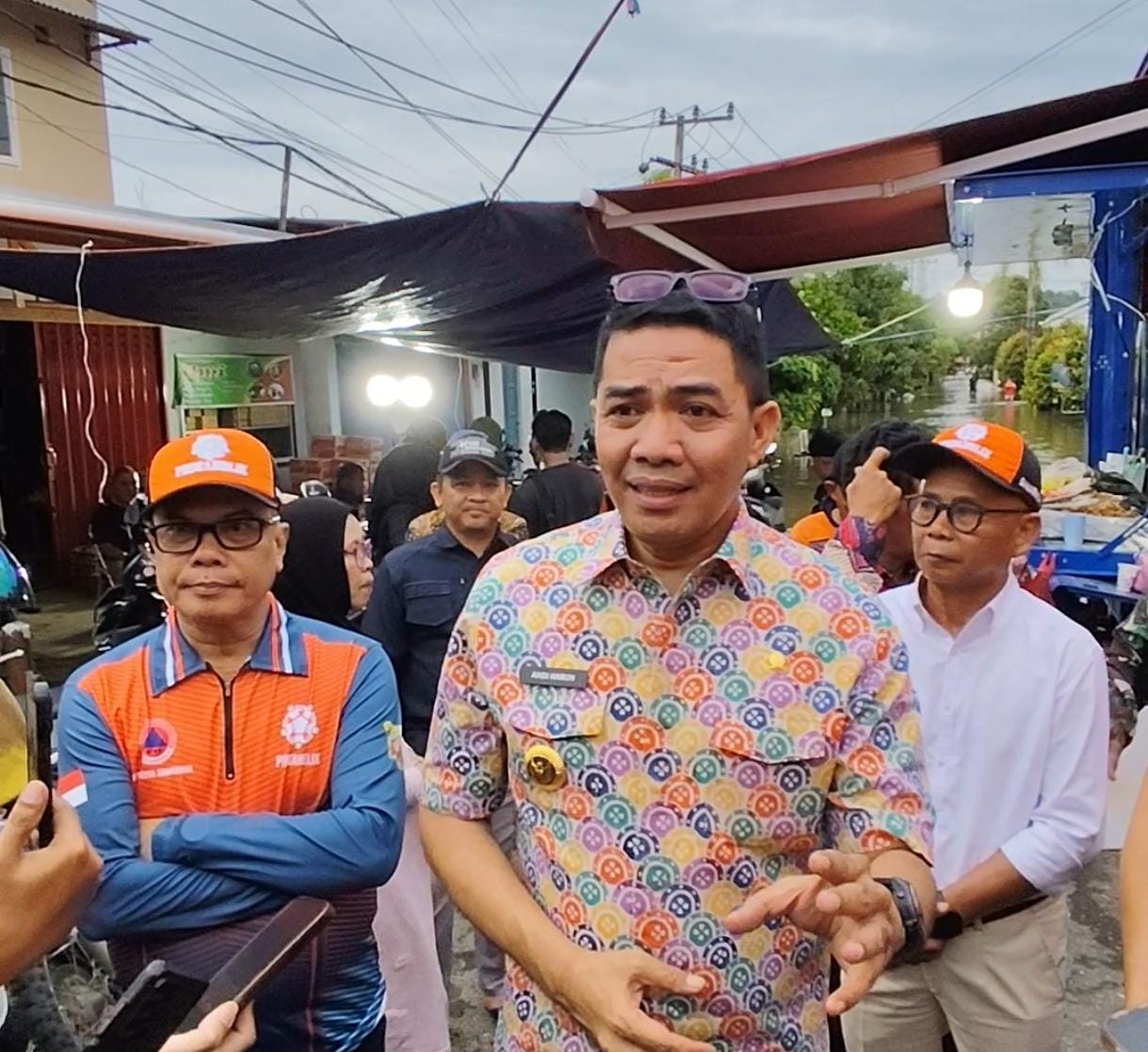 Andi Harun memberikan keterangan perkembangan situasi banjir di Samarinda, dalam kunjungan ke dapur umum di Perum Griya Mukti, Kecamatan Sungai Pinang, Kamis (30/1).