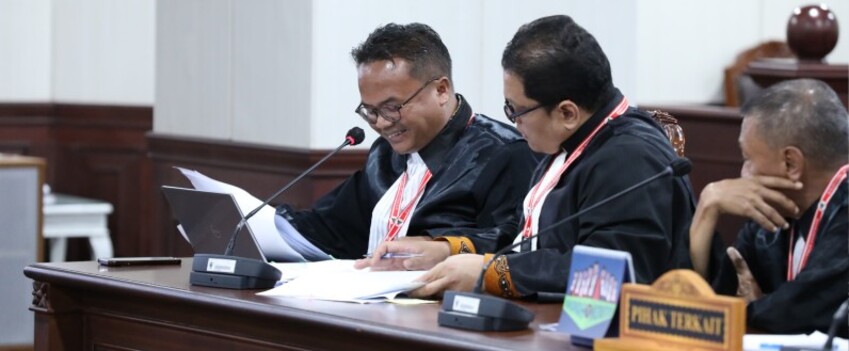 BANTAH PEMOHON: Firmanto Laksana, kuasa hukum paslon Nomor Urut 2, Sri Juniarsih Mas dan Gamalis pada sidang sengketa hasil Pilbup Berau di Panel Hakim 2, Kamis (30/1).