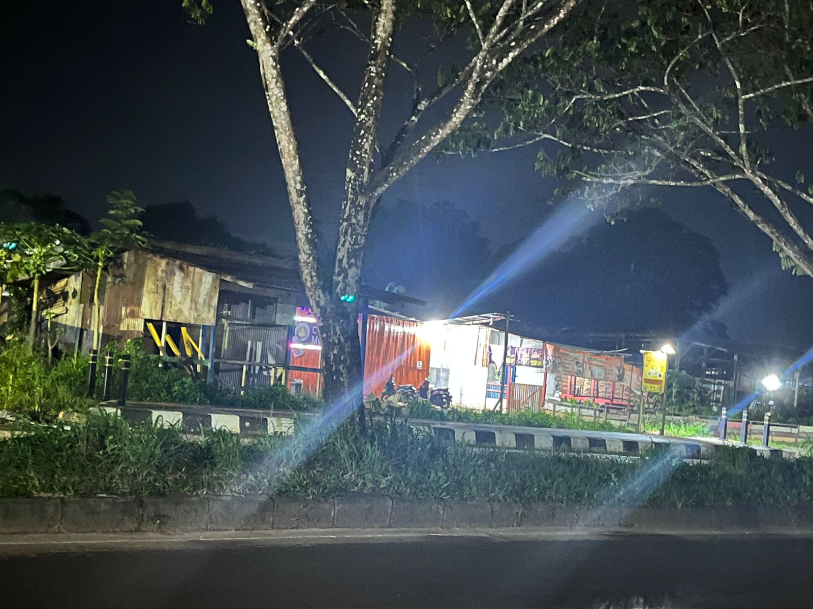 Salah satu kafe dan karaoke liar di Jalan Kapten Soejono Aji, Sambutan, Samarinda.