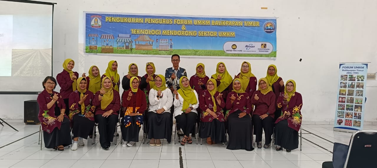 BARU: Pengurus Forum UMKM Balikpapan Timur bersama dan Kasi Pembangunan Kecamatan Balikpapan Timur Dendy Natadipura (tengah) usai acara pengukuhan.