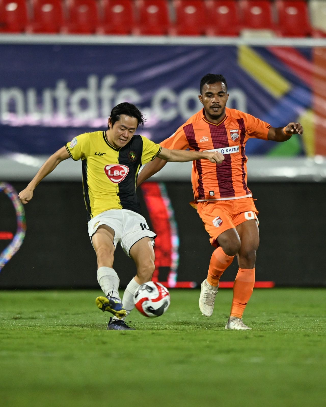 Habibi Jusuf (kanan) dan Borneo FC bertekad mengamankan poin penuh atas PSS Sleman di laga kandan terakhir di Stadion Batakan.