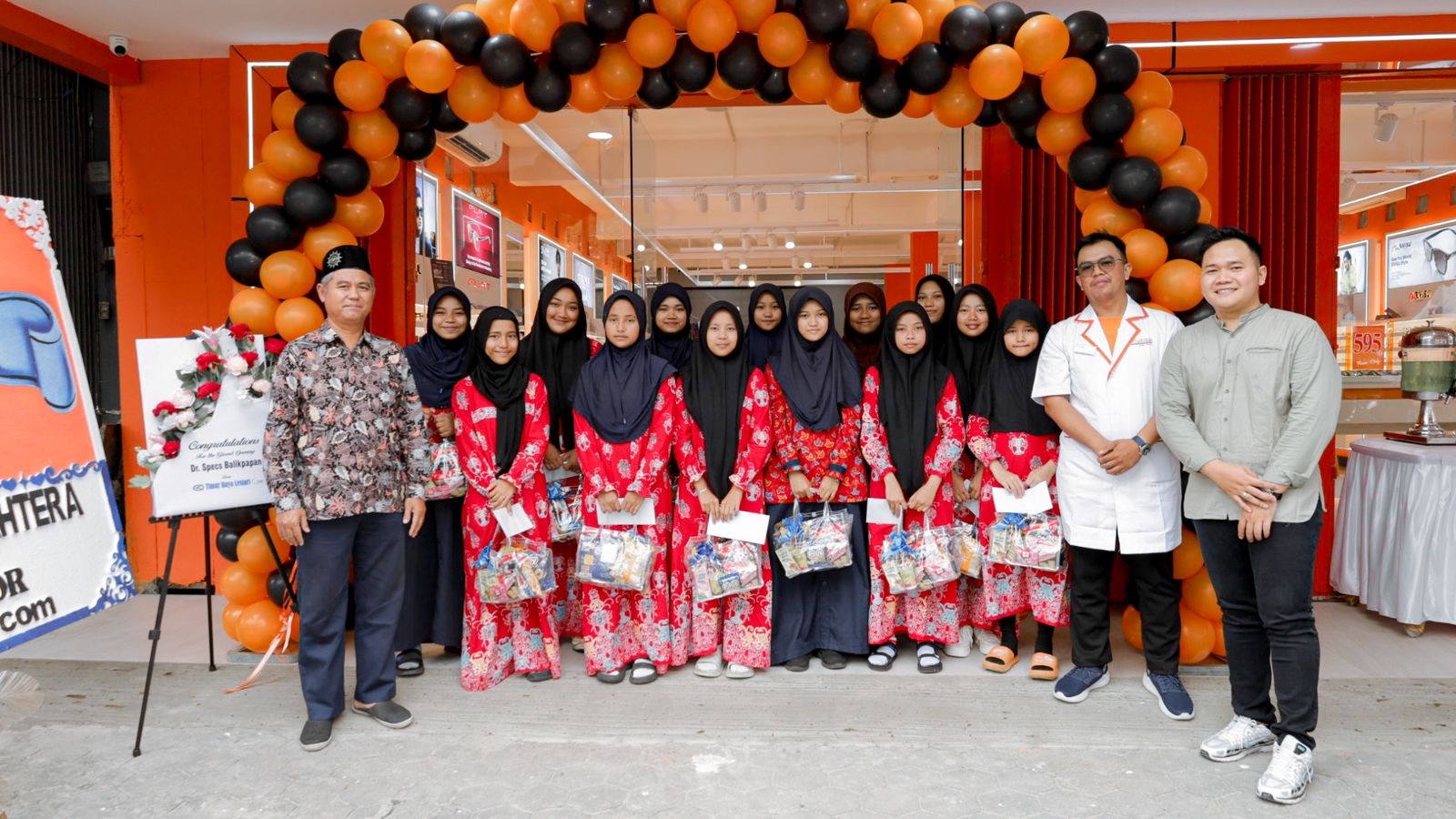 Grand opening Dr Specs Factory Balikpapan semakin mendekatkan layanan kepada pelanggan. Berlokasi di Jalan Ahmad Yani, Sabtu (1/2). Peresmian dilakukan oleh Operational Manager Dr Specs Indonesia Okiy