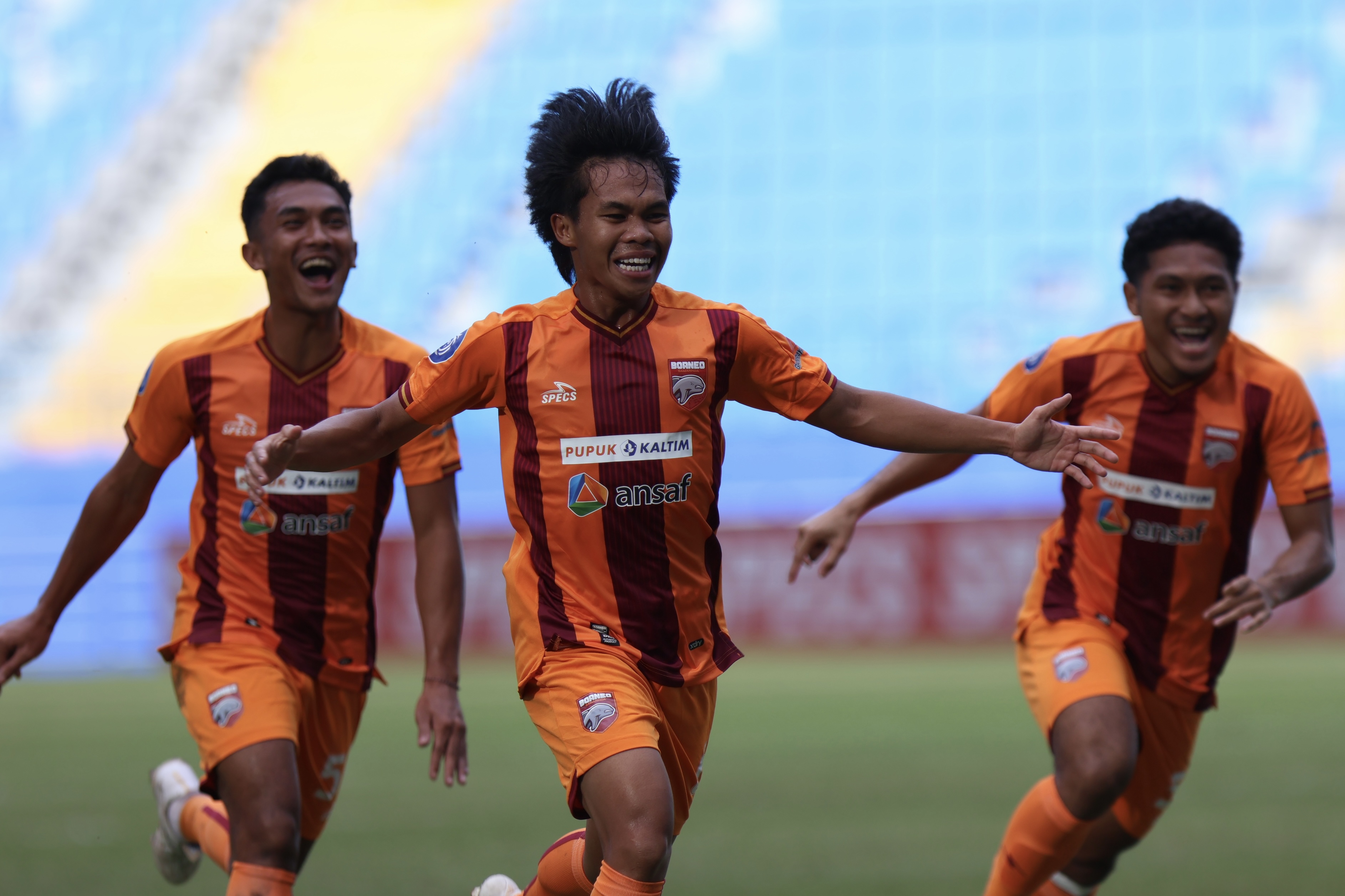 M Dwiky (tengah) mencetak gol pada menit 8 ketika Borneo FC mengandaskan PSS Sleman di Stadion Batakan, Minggu (2/2) sore. (ANGGI PRADITHA/KP)