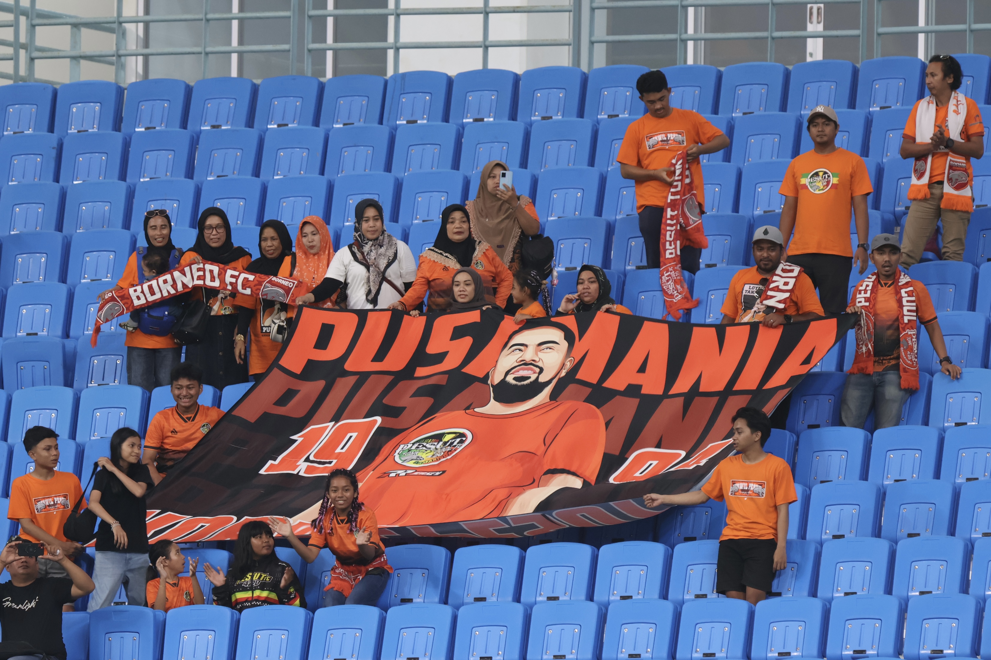 Pusamania yang hadir langsung di Stadion Batakan. (ANGGI PRADITHA/KP)