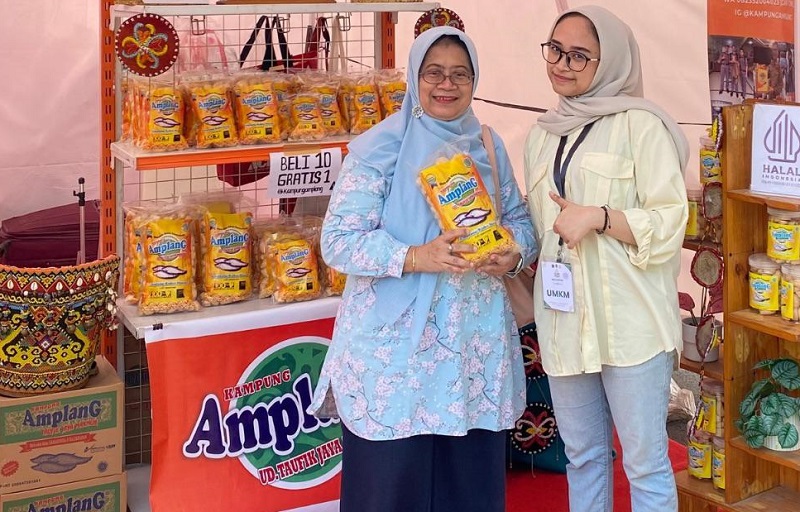 PULUHAN TAHUN: Bisnis yang sekarang dilanjutkan generasi kedua. Mempertahankan dan meluaskan branding. Utamanya adalah menjaga minat konsumen terkait produk amplang yang didirikan sejak 1992 itu.