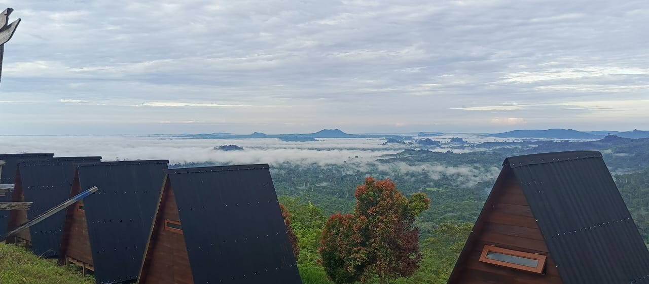 PUNYA PESONA: Views pegunungan yang terselimuti awan terlihat dari puncak Gunung S di Kubar.