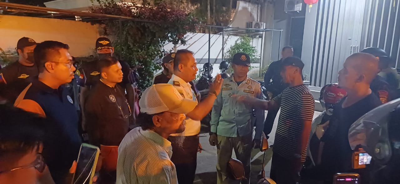 Tim Dishub Samarinda rutin menggelar penertiban di depan Teras Samarinda Jalan Gajah Mada Kecamatan Samarinda Ulu, khususnya warga yang parkir di lokasi ilegal, Minggu (2/2) malam. (IST)