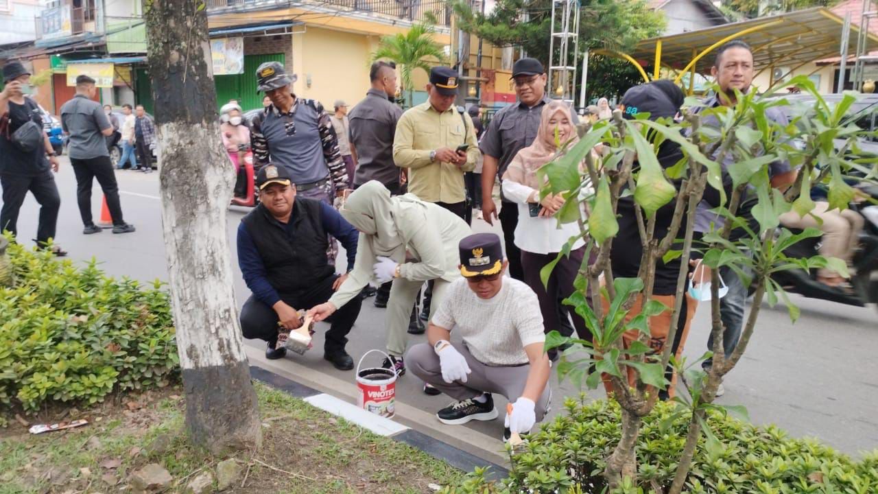KEBERSAMAAN: Wali Kota Rahmad Mas&rsquo;ud melakukan pengecatan di median Jalan Letjen Suprapto, tepat di depan Kantor Kecamatan Balikpapan Barat, didampingi Camat Erwin.
