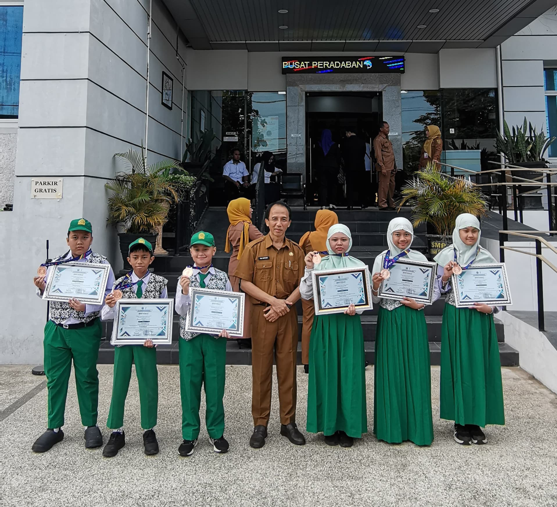 Enam pelajar SD Muhammadiyah 1 Samarinda berhasil meraih medali perunggu di lomba Sains dan Jurnalistik tingkat Nasional. (FOTO/IST)