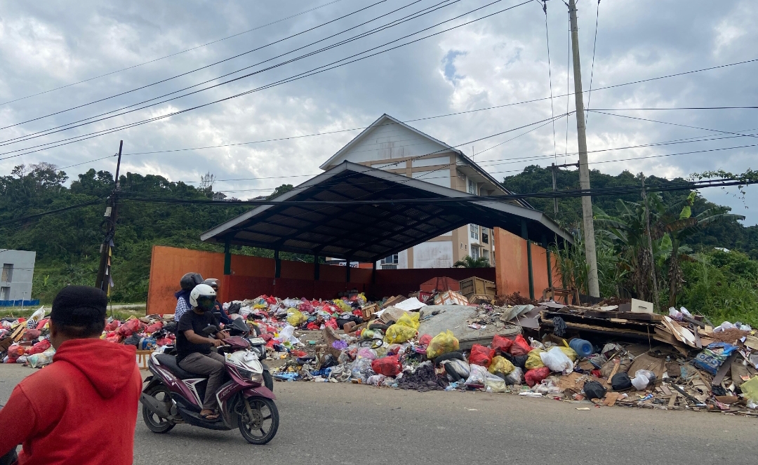 JOROK: Tumpukan sampah yang berhamburan di TPS Harapan Baru akibat volume sampah yang meningkat, serta kerusakan unit pengangkut menuju TPA Sambutan, Senin (3/2).
