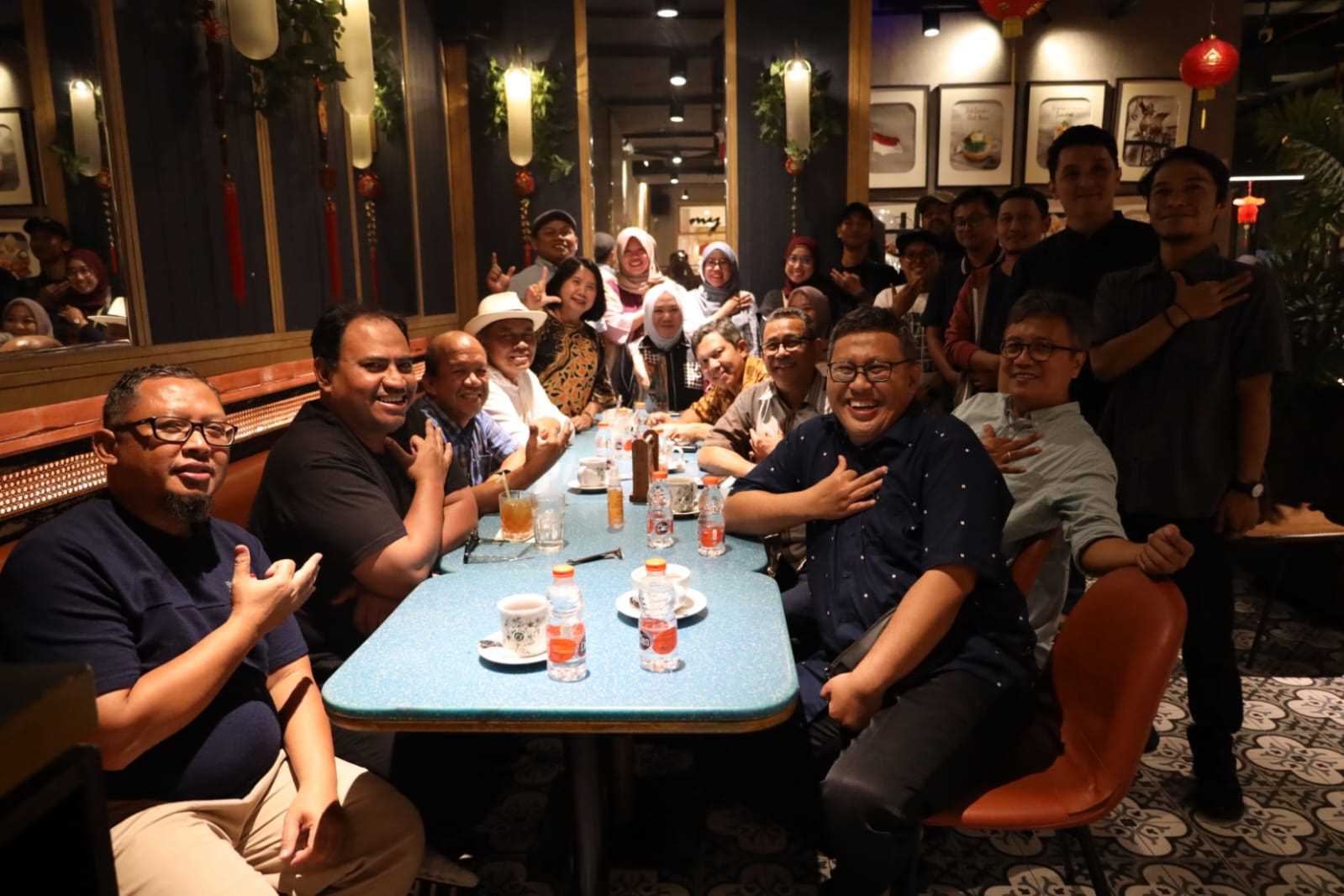 SYUKURAN: Pj Bupati PPU Muhammad Zainal Arifin (dua kiri) bersama Kagamahut Kaltim saat merayakan dan syukuran atas dilantiknya sebagai sekretaris Direktorat Jenderal Pengelolaan Daerah Aliran Sungai