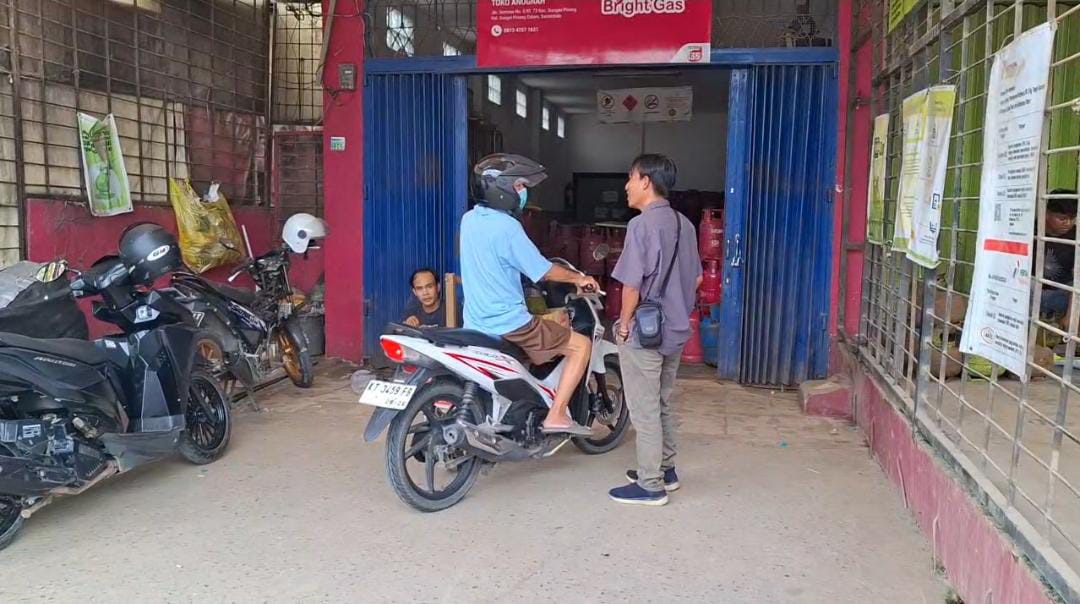 Aktivitas pembelian gas elpiji 3 kilogram di salah satu pangkalan resmi mulai ramai.