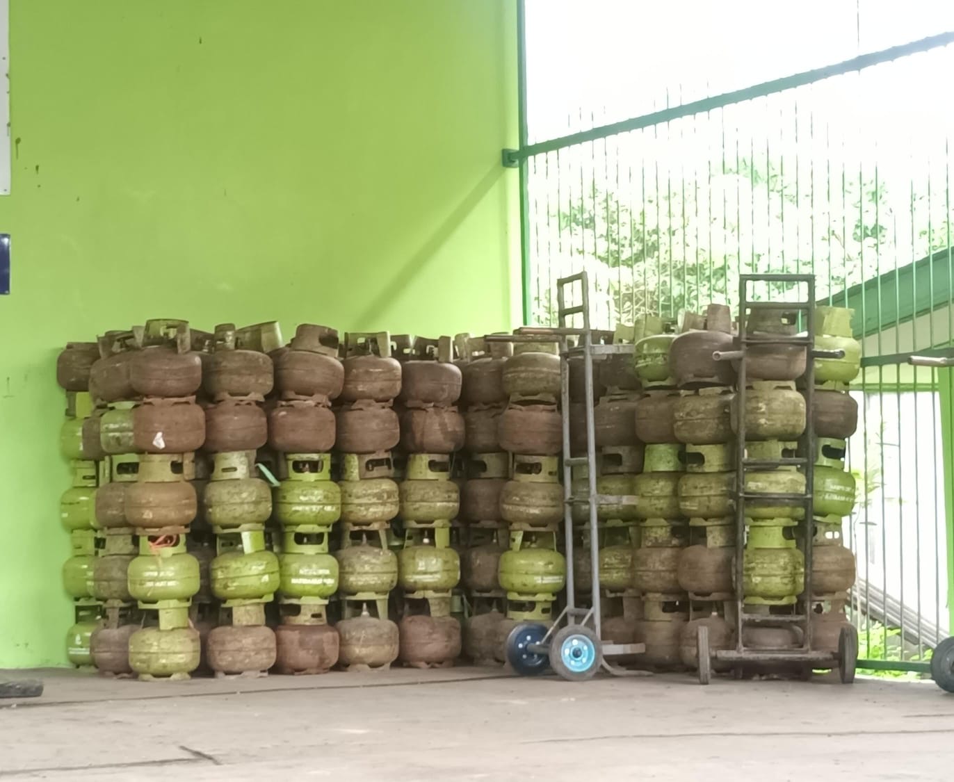 Tabung gas elpiji 3 kilogram kini tak dijual lagi secara eceran, termasuk di Kutai Kartanegara.