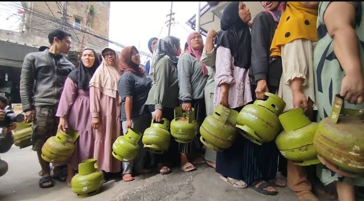 LARANG: Keputusan melarang pedagang eceran menjual elpiji menimbulkan antrian panjang di pangkalan LPG. (FOTO: IST)
