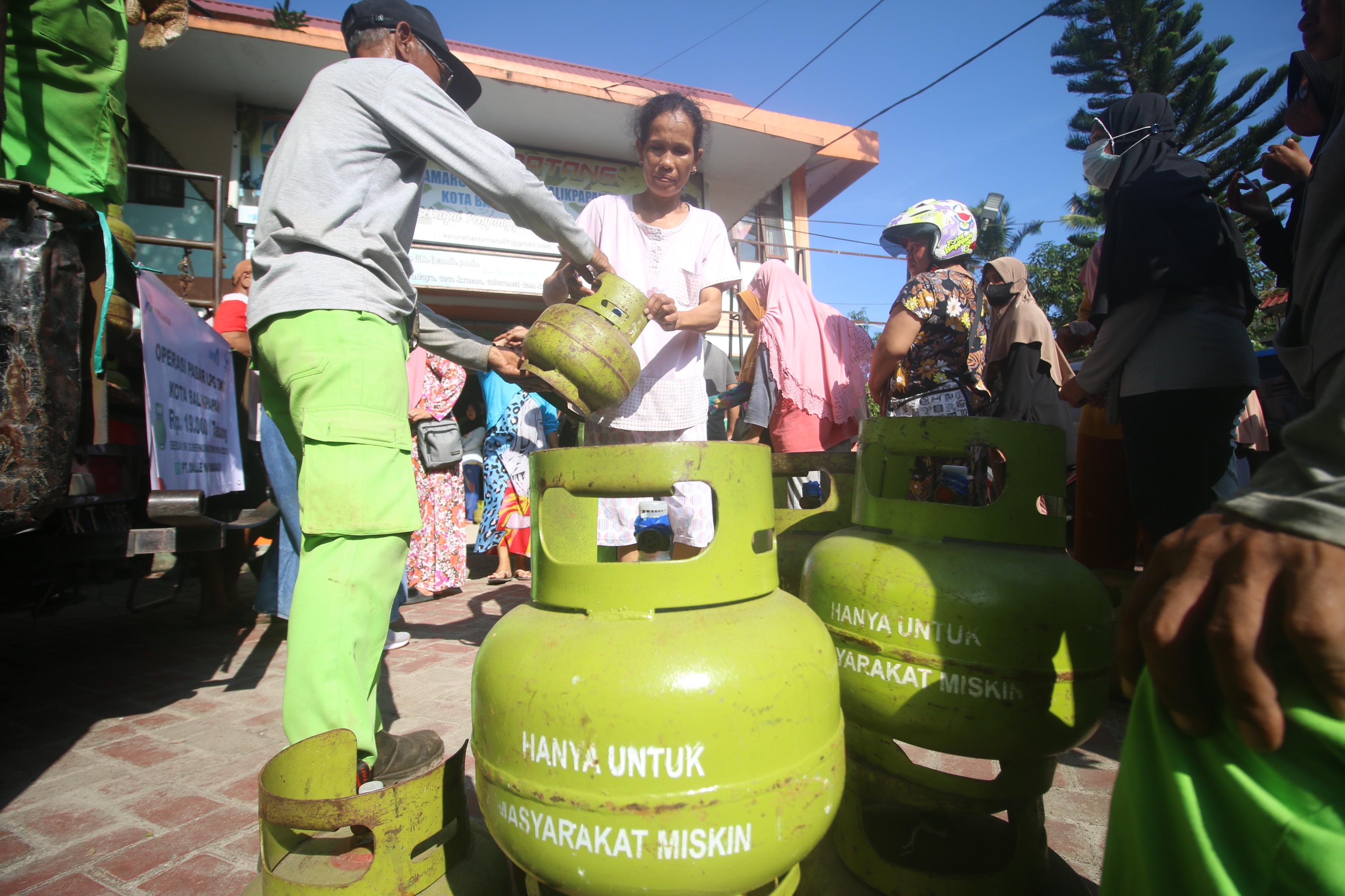 Warga Balikpapan mengantre untuk mendapatkan tabung gas elpiji 3 kilogram di pangkalan.