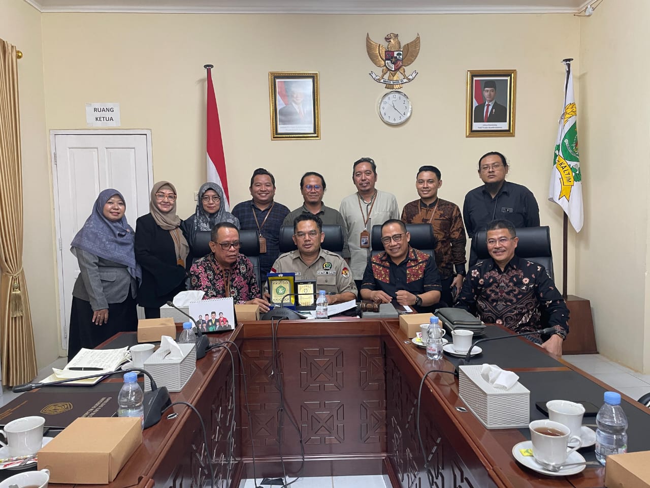 AUDIENSI: Bertempat di Ruang Rapat Rumah Dinas Kantor DPRD Kaltim, Pimpinan dan Anggota DPRD Provinsi Kalimantan Timur menerima audiensi dari Universitas dan Relawan di Kaltim, Jumat (24/1).