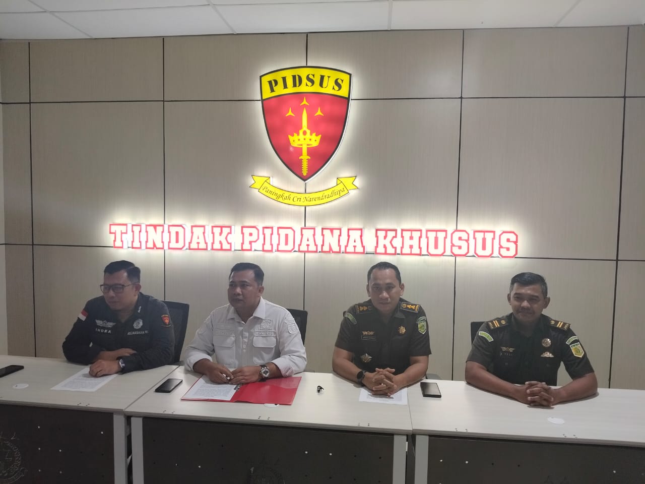 TERSANGKA: Kejati Kaltim saat konferensi pers penetapan dan penahanan tersangka korupsi modal di Bara Kaltim Sejahtera, Selasa (4/2/2025). (FOTO: DOK/KP)