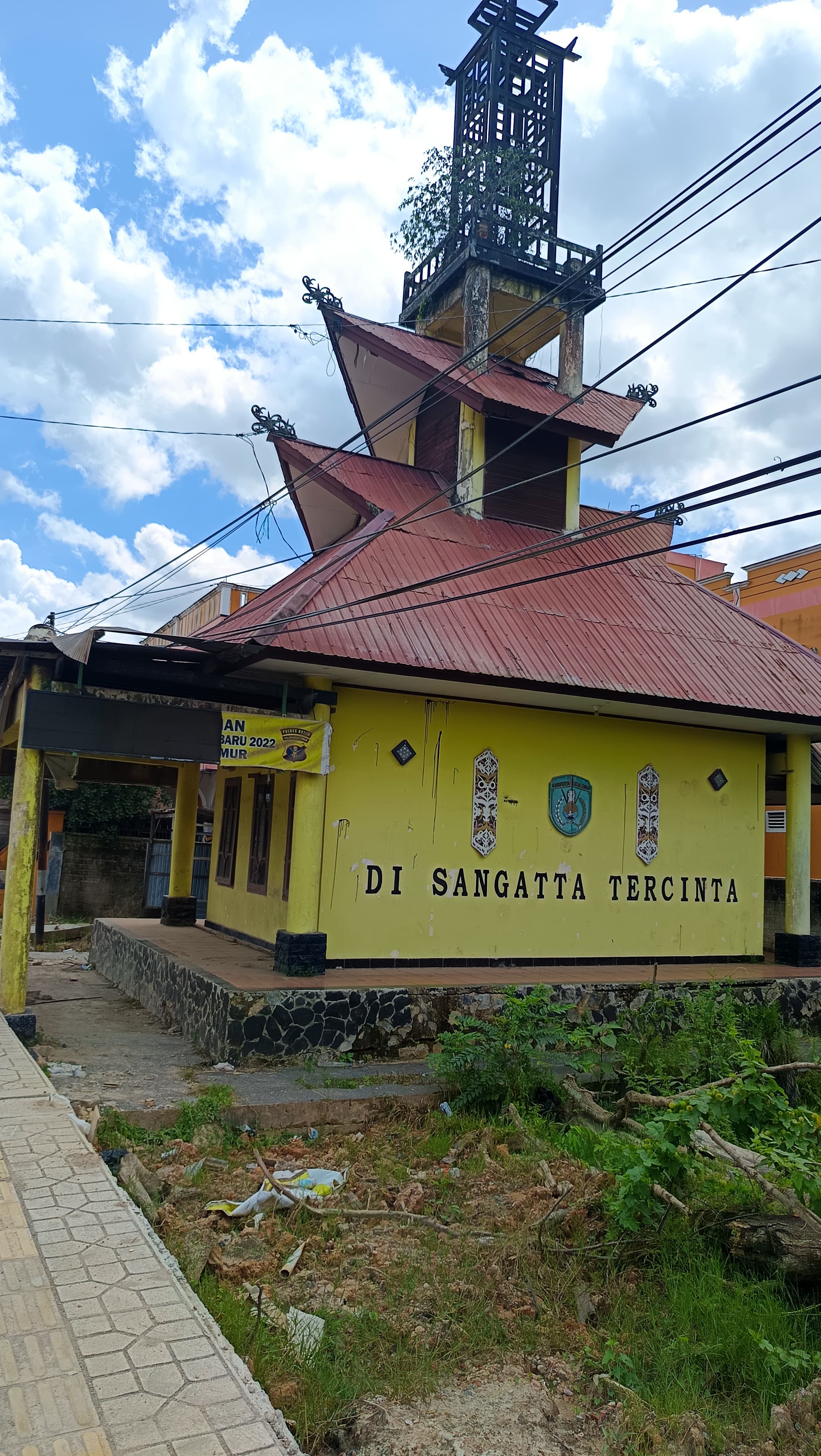 MEMPRIHATINKAN: Kondisi tugu selamat datang di Kutim minim dapat perawatan.