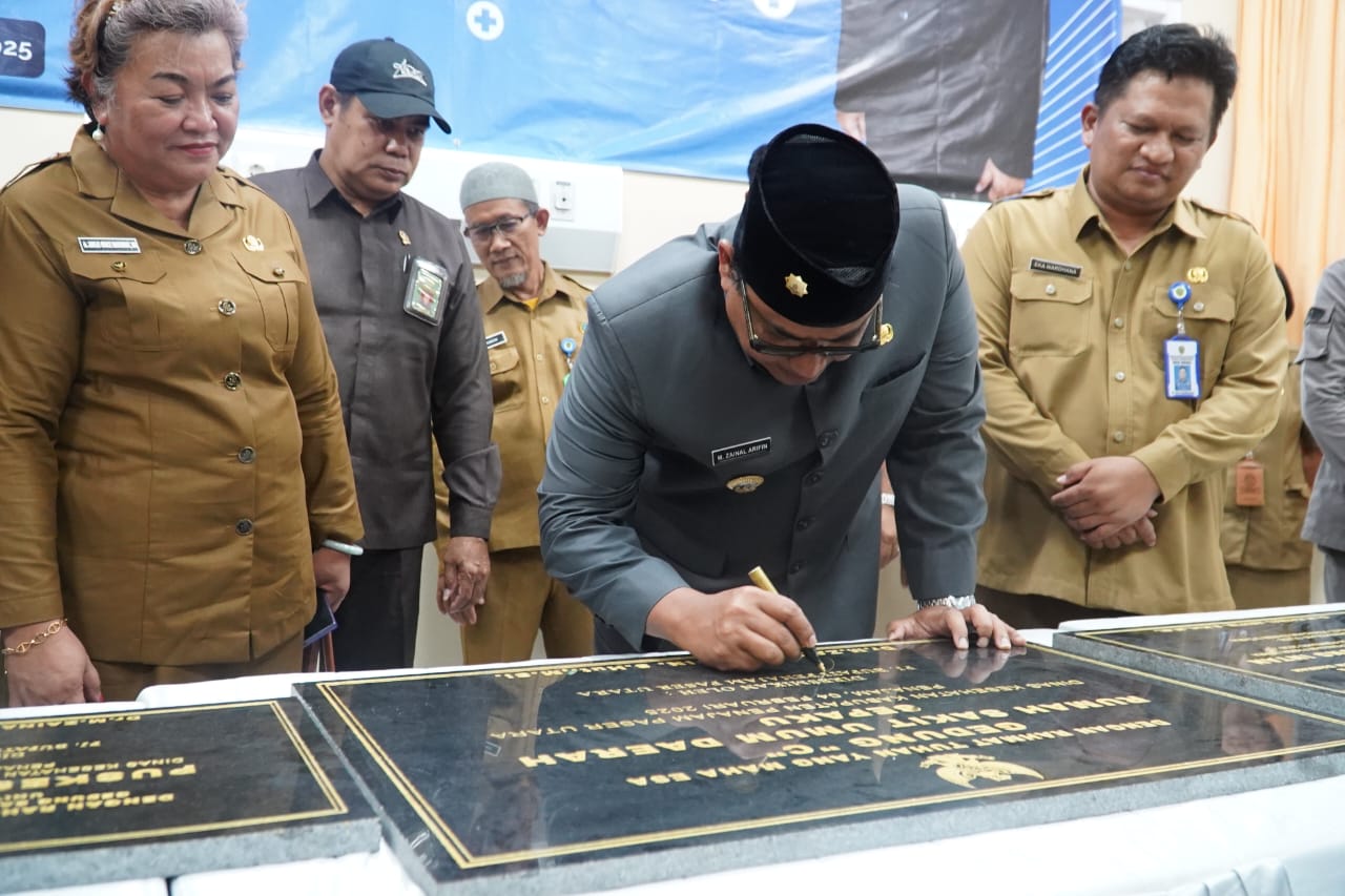 BISA DIFUNGSIKAN: Pj Zainal Arifin menandatangani prasasti sebagai tanda dimulainya operasional gedung empat lantai RSUD Sepaku.