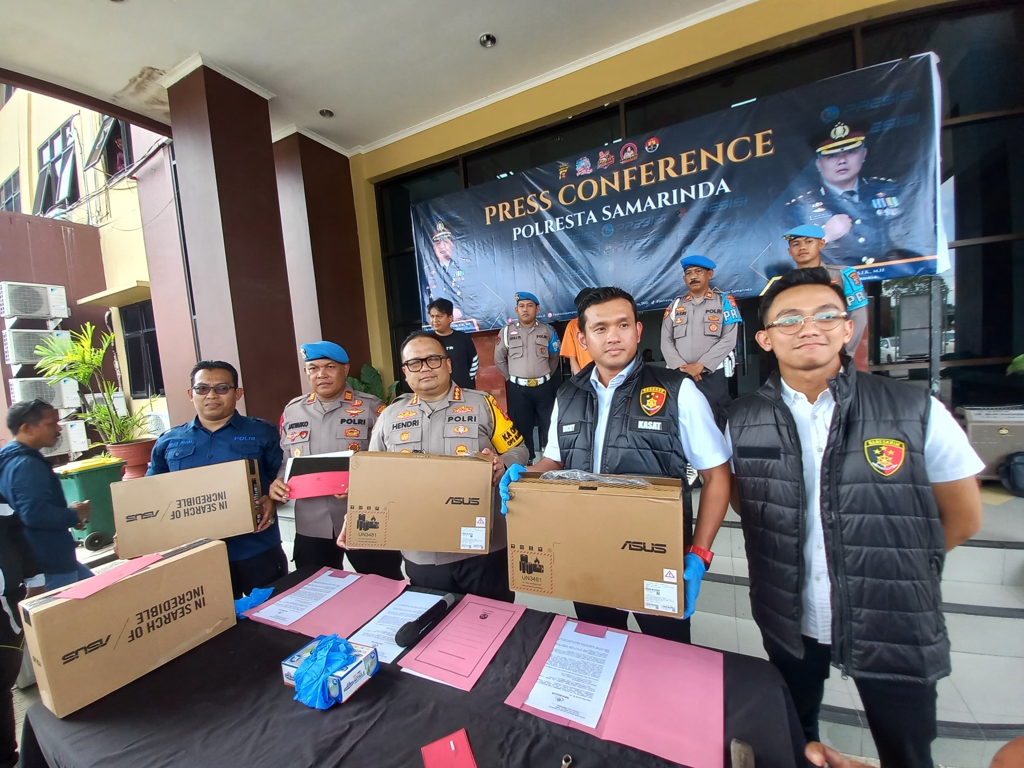 PENJAGA MALAM: Bawaslu Samarinda berbuat ulah. Dia mengambil sejumlah barang elektronik di kantor kerjanya sendiri. (FOTO/EKO)